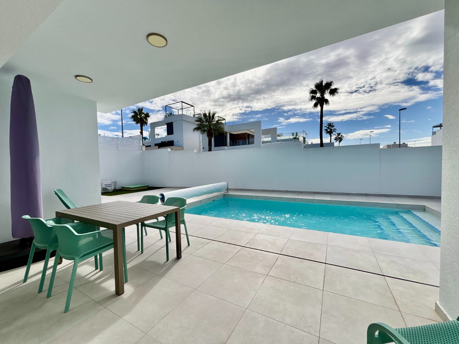   This As New, South Facing, Three Bedroom, Corner Detached Villa in Benijofar is located on the edge of this buzzing and highly sought-after town,...