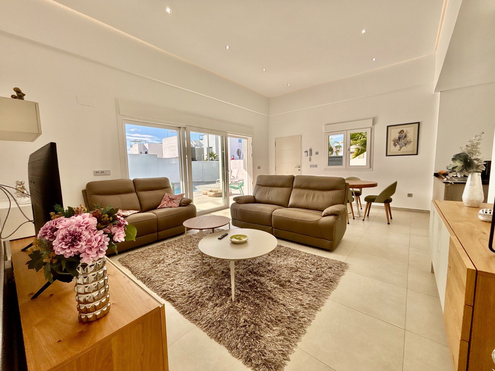   This As New, South Facing, Three Bedroom, Corner Detached Villa in Benijofar is located on the edge of this buzzing and highly sought-after town,...