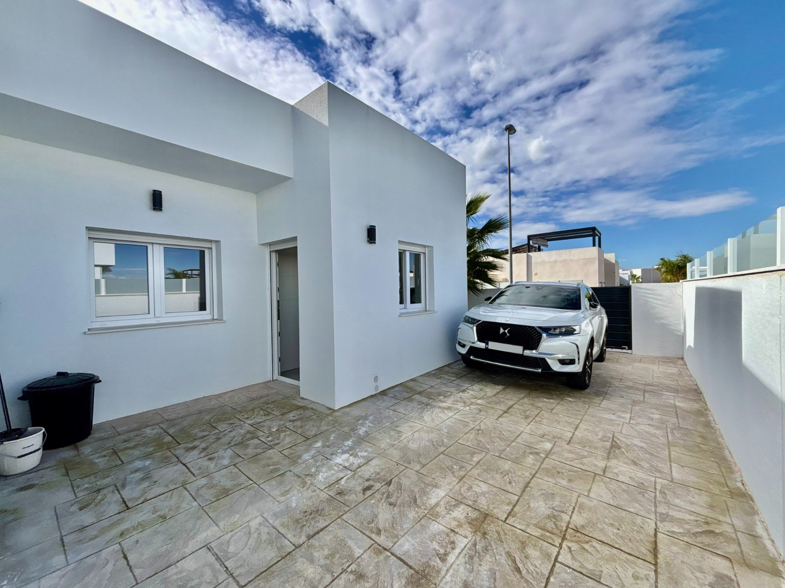  This As New, South Facing, Three Bedroom, Corner Detached Villa in Benijofar is located on the edge of this buzzing and highly sought-after town,...