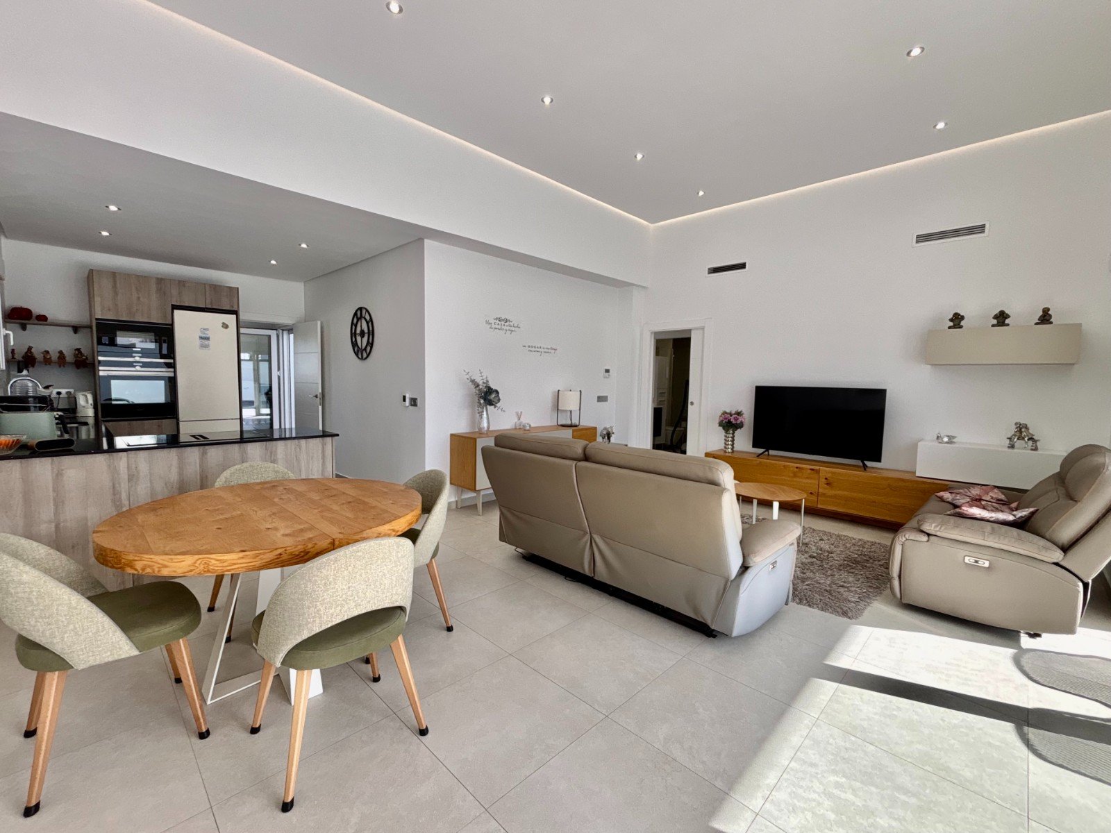   This As New, South Facing, Three Bedroom, Corner Detached Villa in Benijofar is located on the edge of this buzzing and highly sought-after town,...