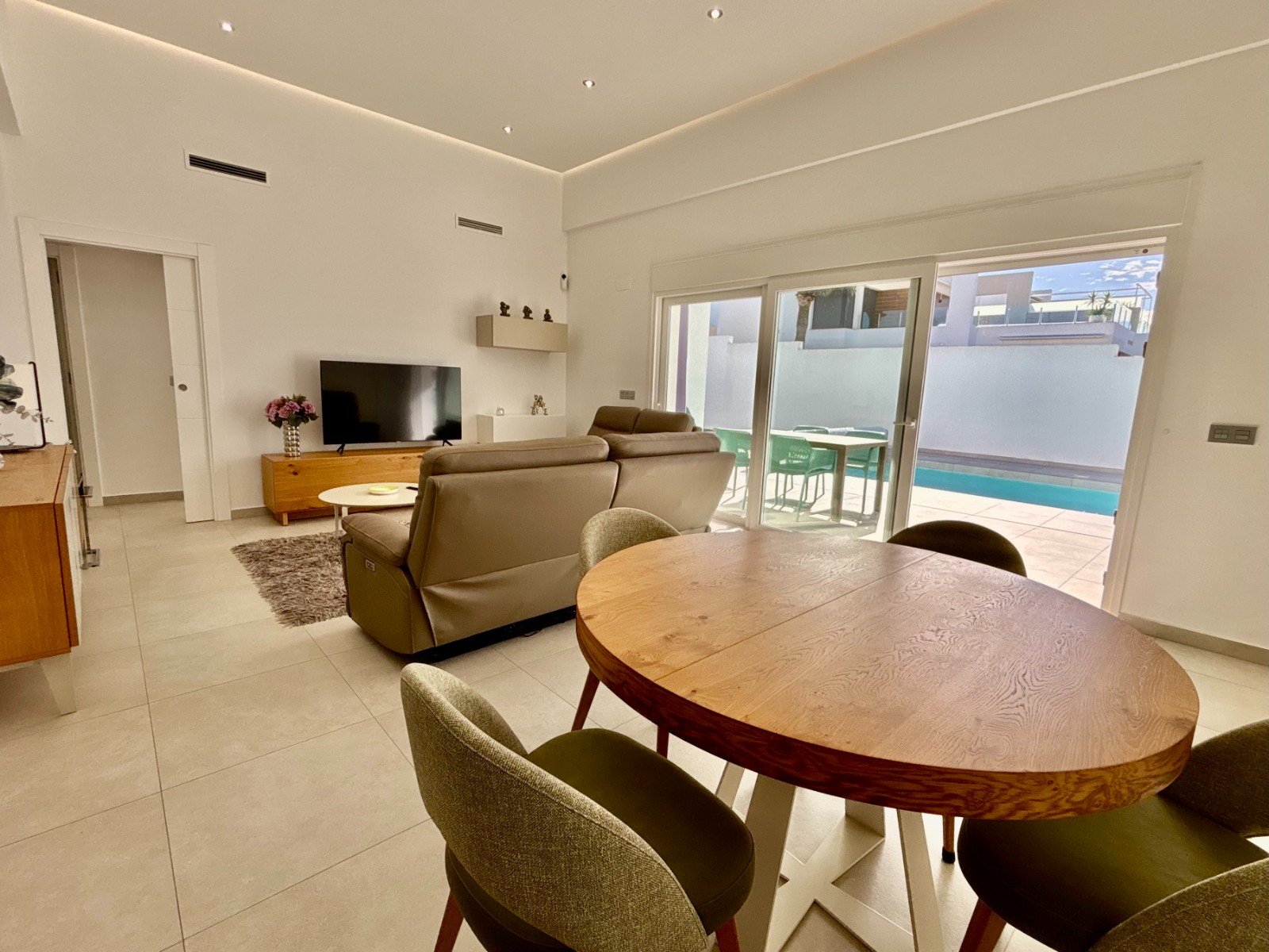   This As New, South Facing, Three Bedroom, Corner Detached Villa in Benijofar is located on the edge of this buzzing and highly sought-after town,...