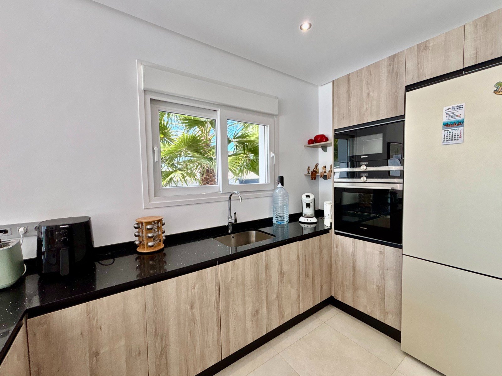   This As New, South Facing, Three Bedroom, Corner Detached Villa in Benijofar is located on the edge of this buzzing and highly sought-after town,...