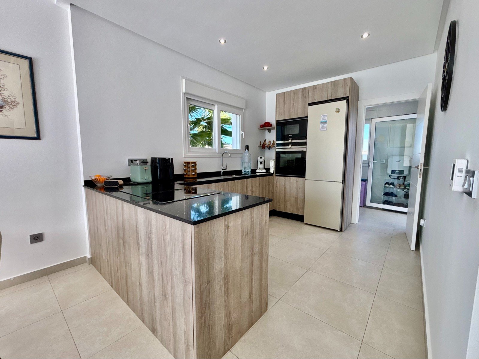   This As New, South Facing, Three Bedroom, Corner Detached Villa in Benijofar is located on the edge of this buzzing and highly sought-after town,...