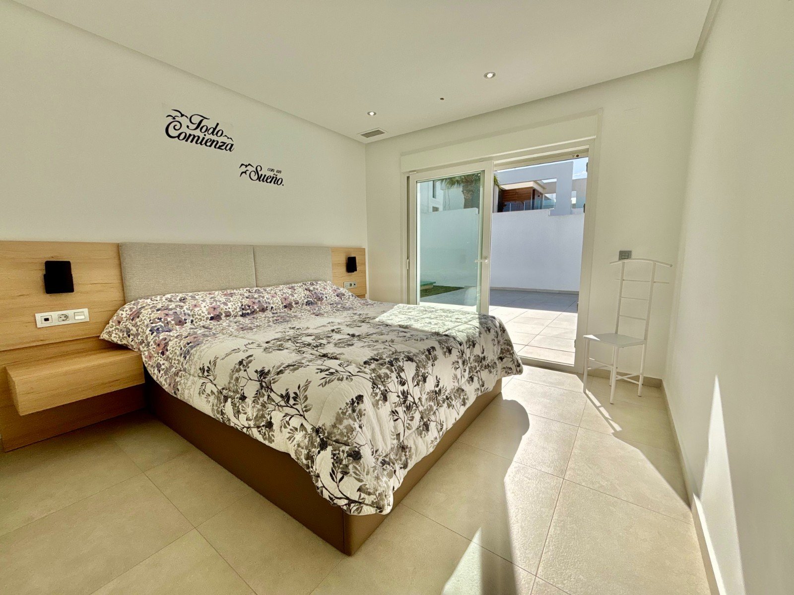   This As New, South Facing, Three Bedroom, Corner Detached Villa in Benijofar is located on the edge of this buzzing and highly sought-after town,...