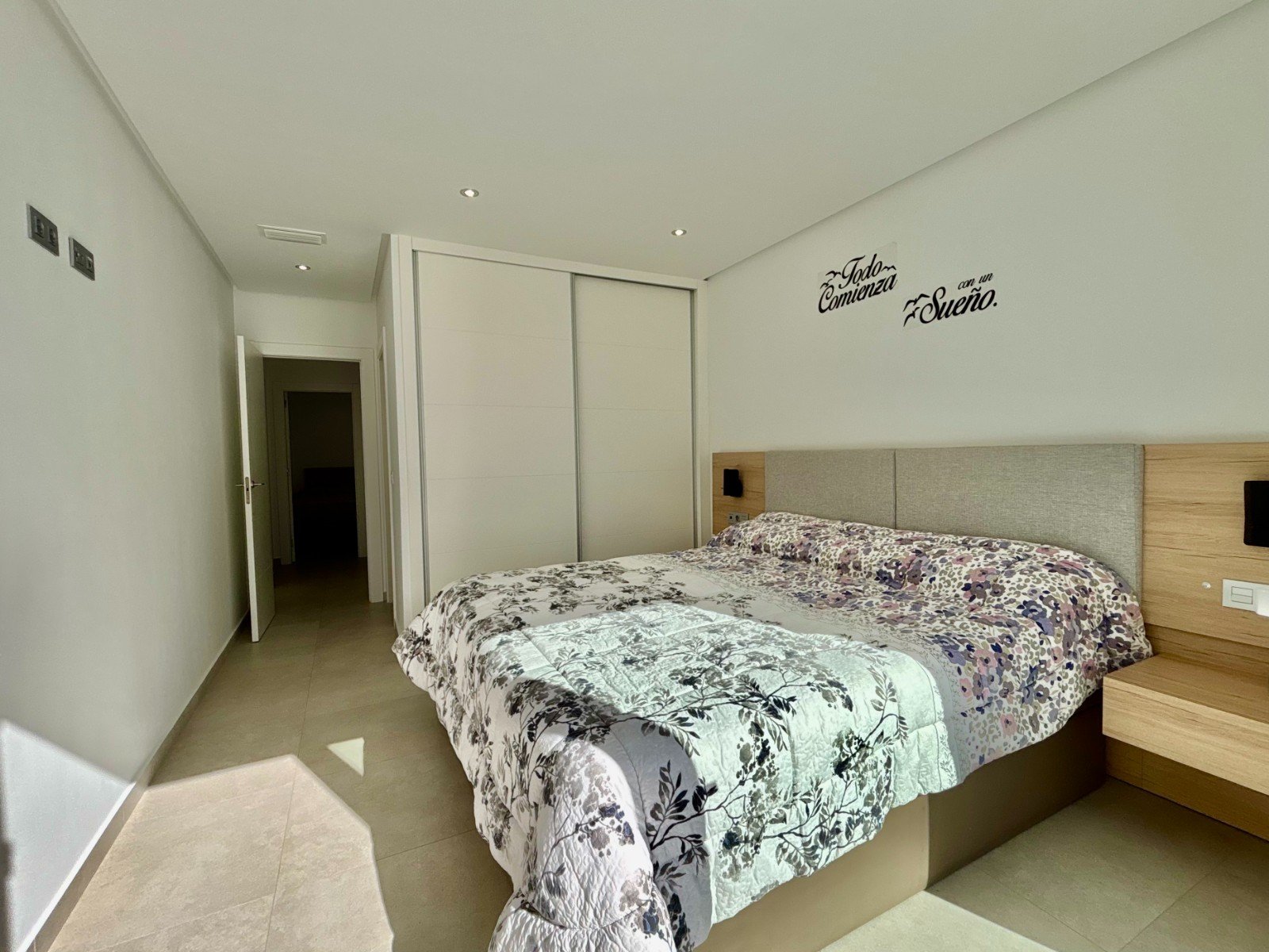   This As New, South Facing, Three Bedroom, Corner Detached Villa in Benijofar is located on the edge of this buzzing and highly sought-after town,...