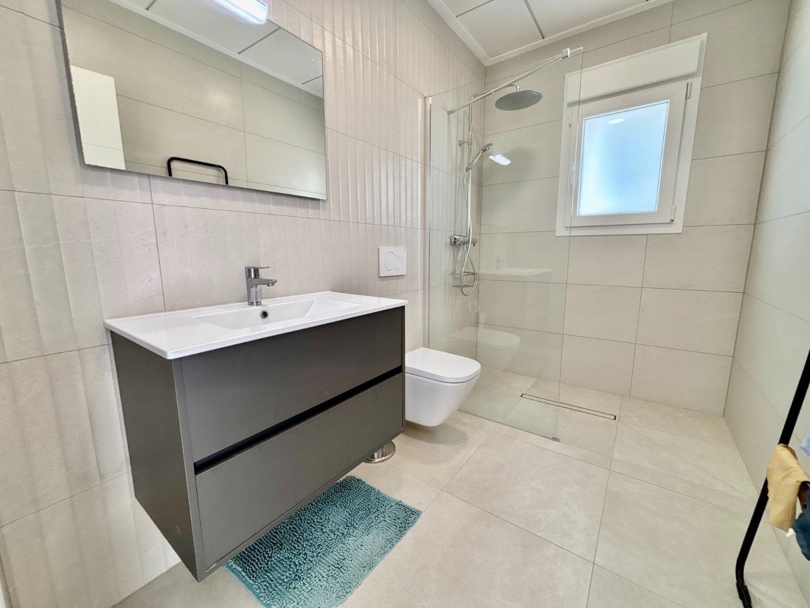   This As New, South Facing, Three Bedroom, Corner Detached Villa in Benijofar is located on the edge of this buzzing and highly sought-after town,...