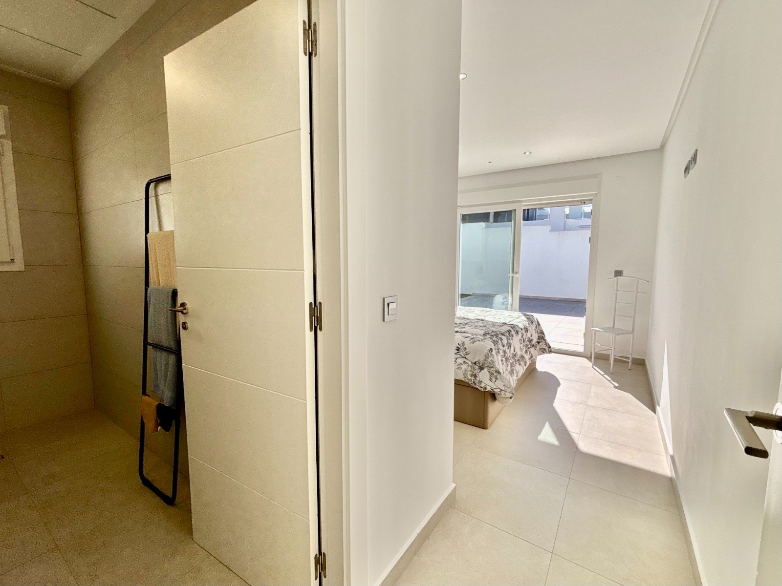   This As New, South Facing, Three Bedroom, Corner Detached Villa in Benijofar is located on the edge of this buzzing and highly sought-after town,...