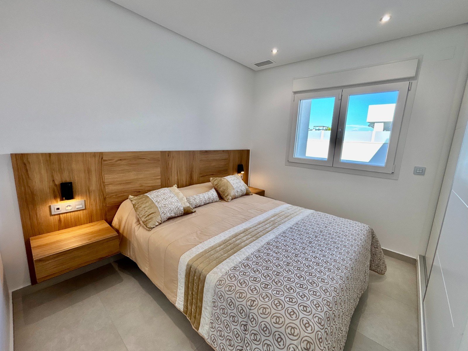   This As New, South Facing, Three Bedroom, Corner Detached Villa in Benijofar is located on the edge of this buzzing and highly sought-after town,...