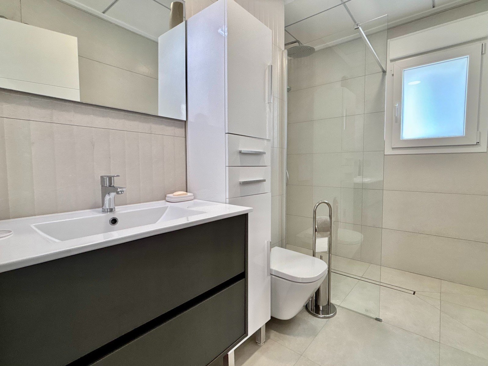   This As New, South Facing, Three Bedroom, Corner Detached Villa in Benijofar is located on the edge of this buzzing and highly sought-after town,...