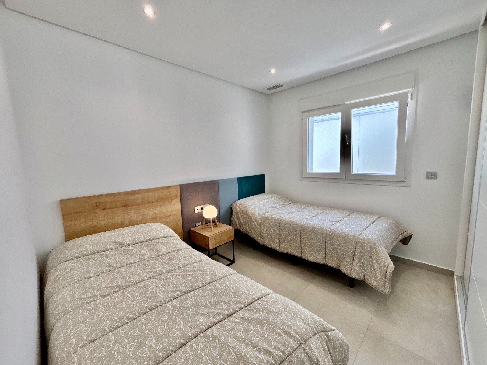   This As New, South Facing, Three Bedroom, Corner Detached Villa in Benijofar is located on the edge of this buzzing and highly sought-after town,...