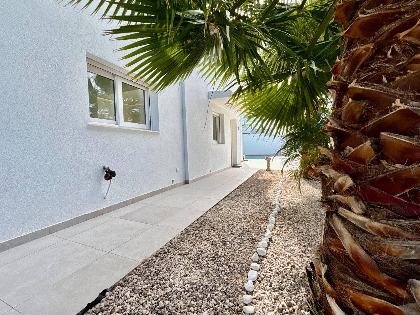   This As New, South Facing, Three Bedroom, Corner Detached Villa in Benijofar is located on the edge of this buzzing and highly sought-after town,...