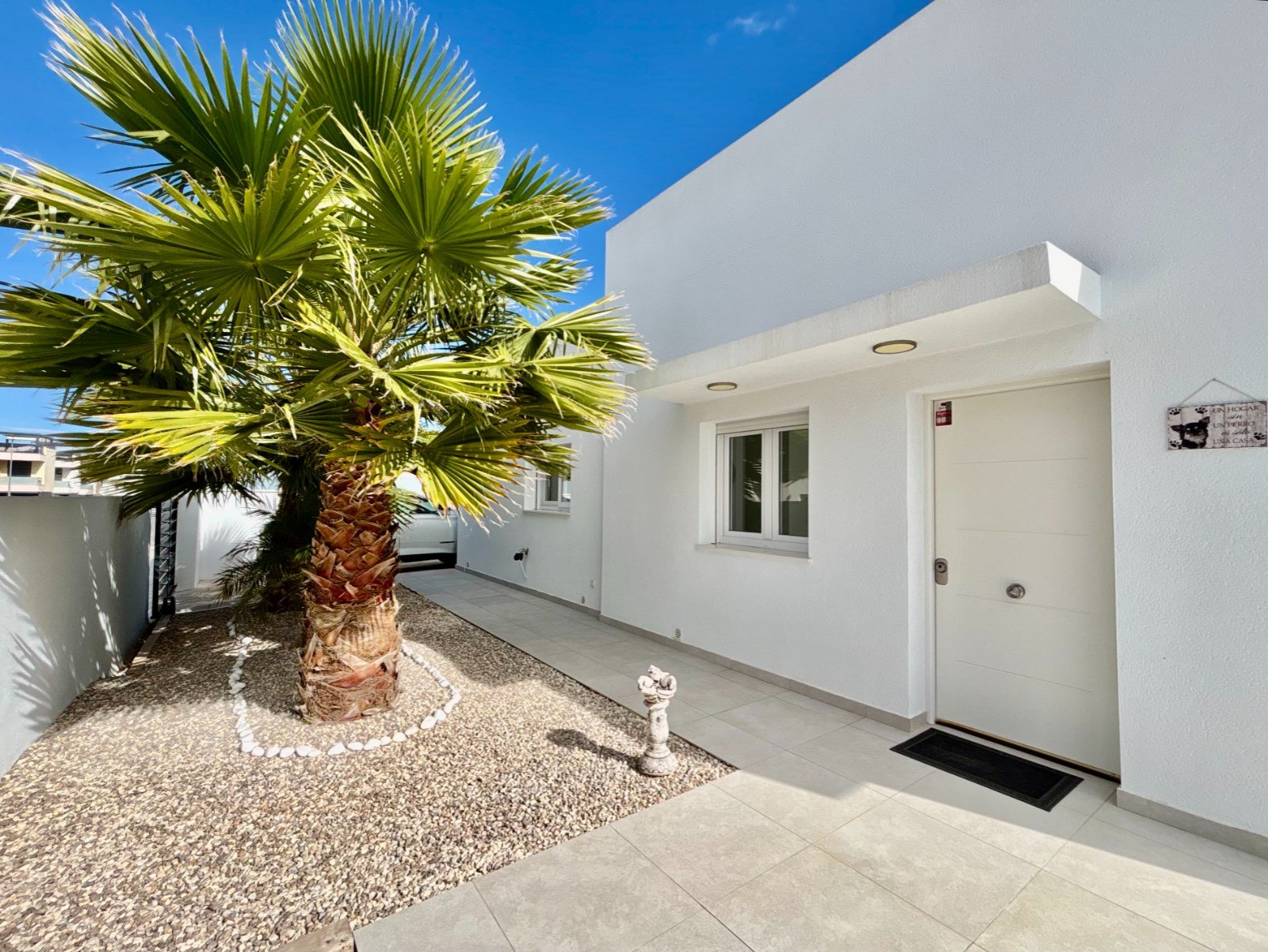   This As New, South Facing, Three Bedroom, Corner Detached Villa in Benijofar is located on the edge of this buzzing and highly sought-after town,...