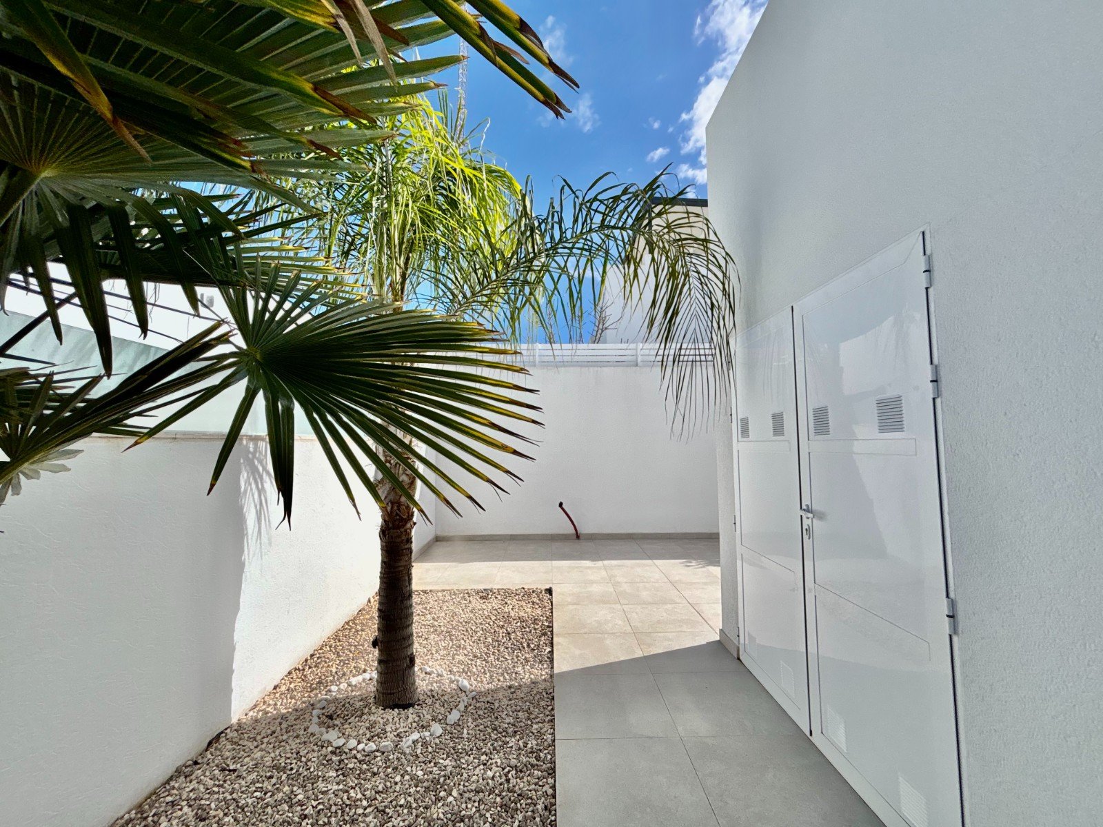   This As New, South Facing, Three Bedroom, Corner Detached Villa in Benijofar is located on the edge of this buzzing and highly sought-after town,...