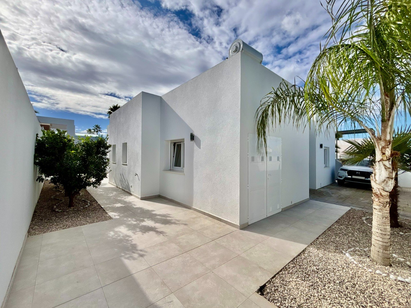   This As New, South Facing, Three Bedroom, Corner Detached Villa in Benijofar is located on the edge of this buzzing and highly sought-after town,...