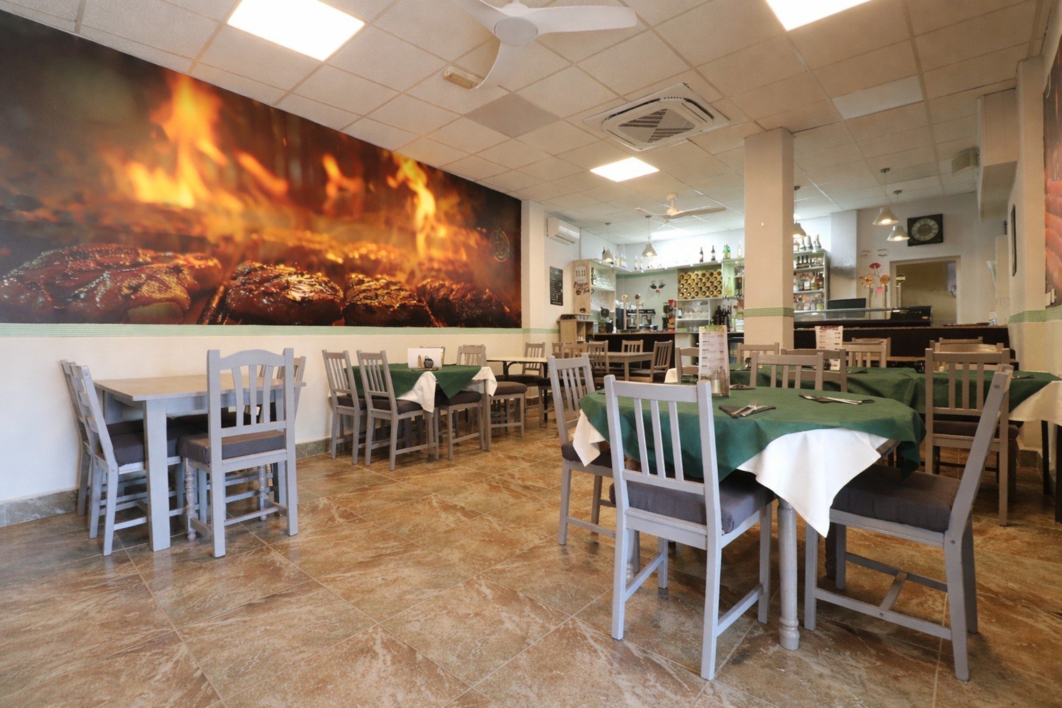   Business Type: BAR/RESTAURANT (TRASPASO)<br />This Bar/Restaurant, in the heart of Catral, occupies a lovely location opposite a green area with ...