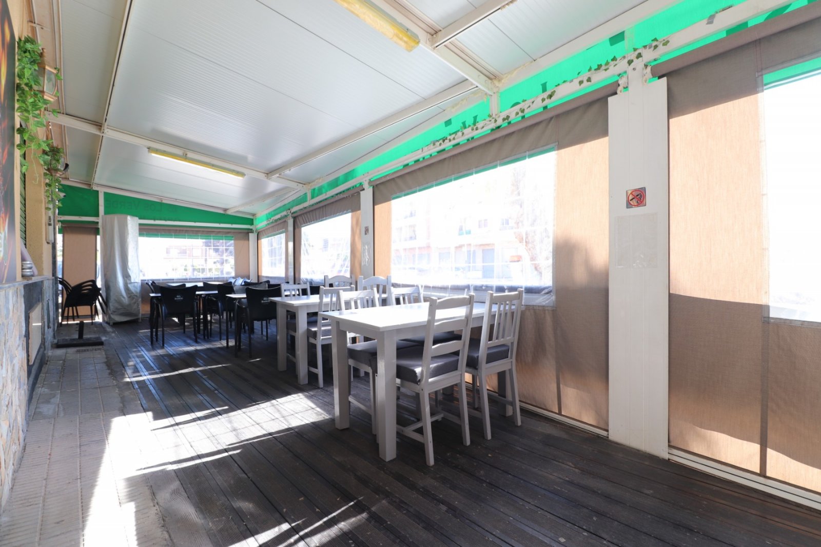   Business Type: BAR/RESTAURANT (TRASPASO)<br />This Bar/Restaurant, in the heart of Catral, occupies a lovely location opposite a green area with ...