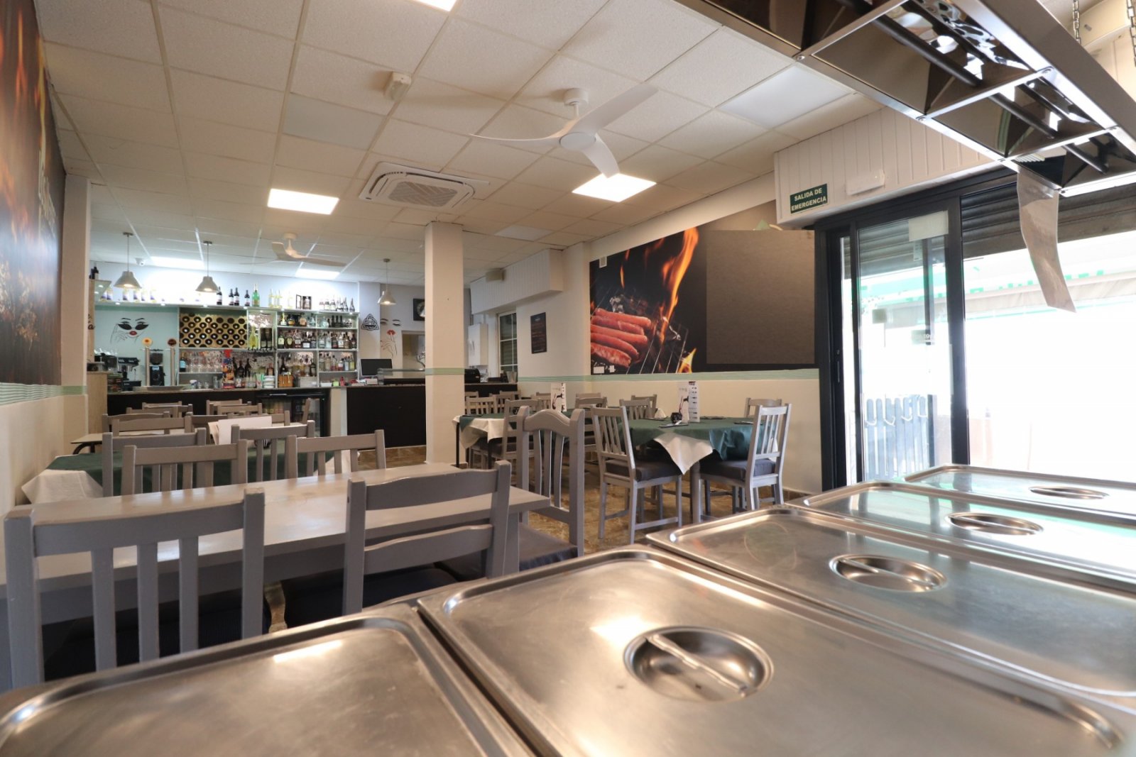   Business Type: BAR/RESTAURANT (TRASPASO)<br />This Bar/Restaurant, in the heart of Catral, occupies a lovely location opposite a green area with ...