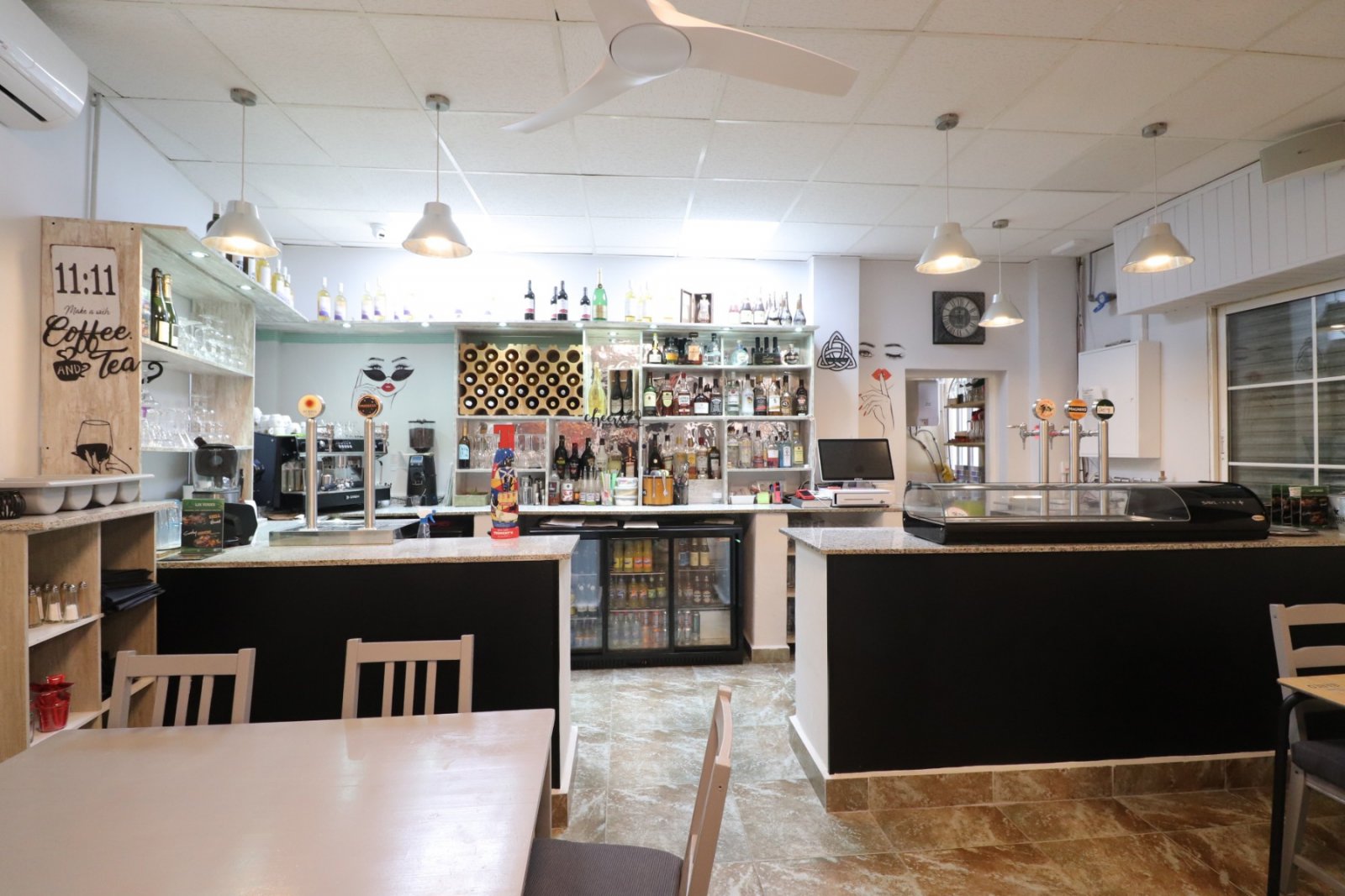   Business Type: BAR/RESTAURANT (TRASPASO)<br />This Bar/Restaurant, in the heart of Catral, occupies a lovely location opposite a green area with ...