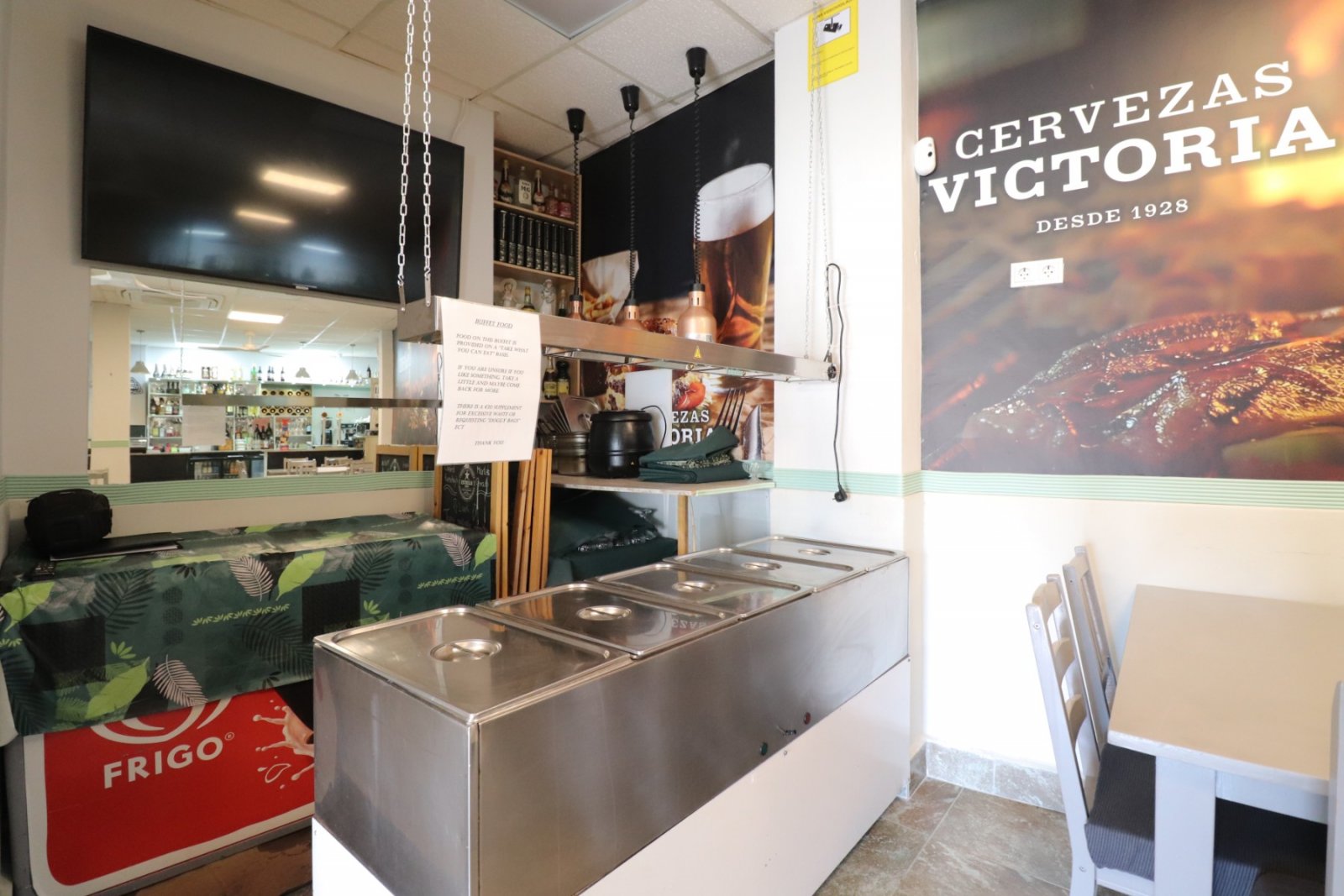   Business Type: BAR/RESTAURANT (TRASPASO)<br />This Bar/Restaurant, in the heart of Catral, occupies a lovely location opposite a green area with ...