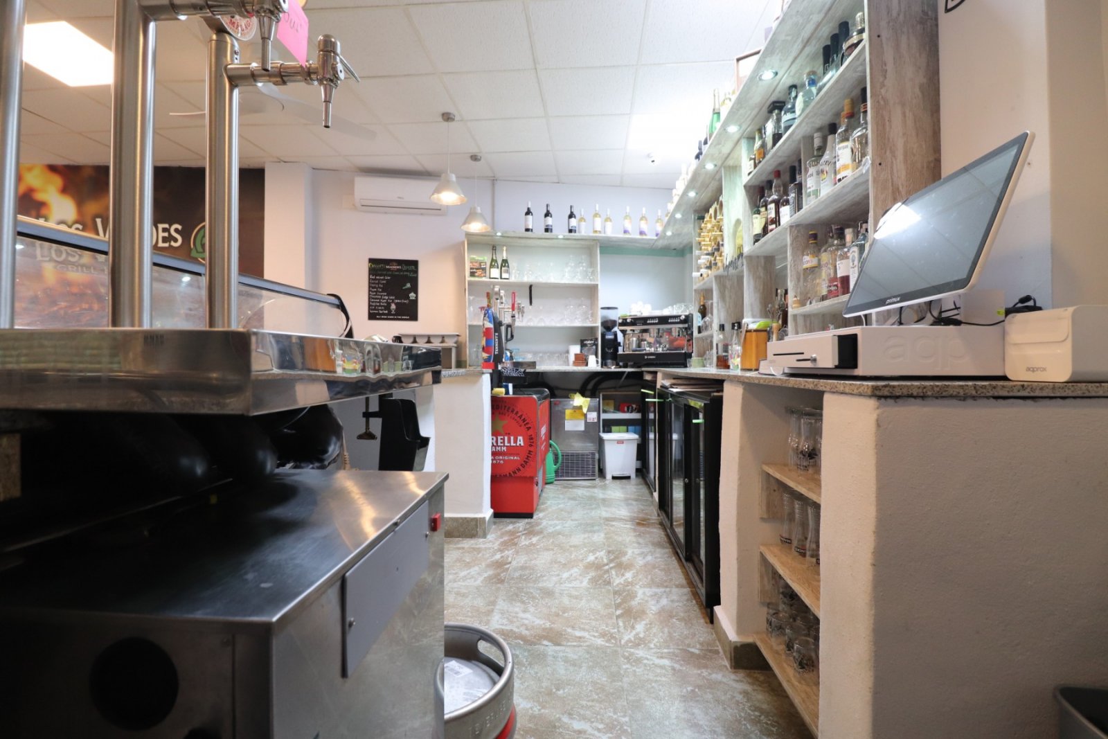   Business Type: BAR/RESTAURANT (TRASPASO)<br />This Bar/Restaurant, in the heart of Catral, occupies a lovely location opposite a green area with ...