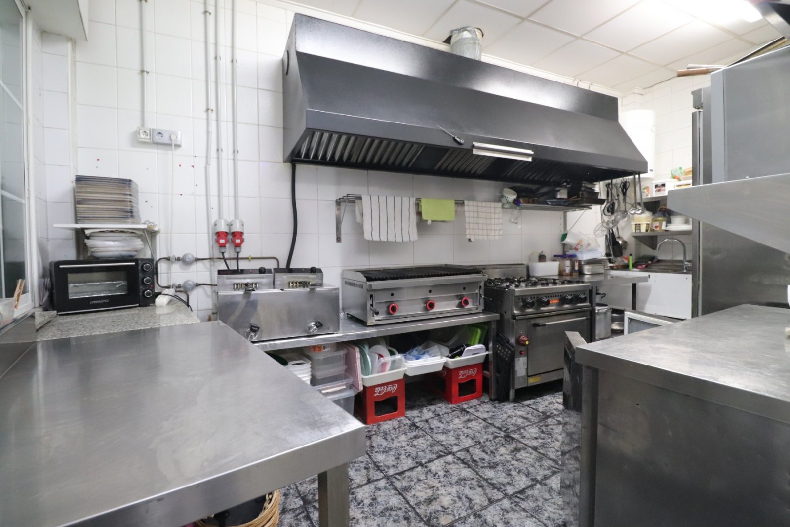   Business Type: BAR/RESTAURANT (TRASPASO)<br />This Bar/Restaurant, in the heart of Catral, occupies a lovely location opposite a green area with ...