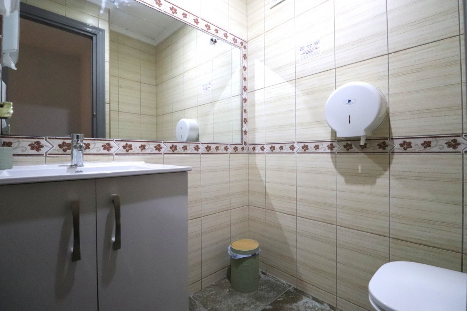   Business Type: BAR/RESTAURANT (TRASPASO)<br />This Bar/Restaurant, in the heart of Catral, occupies a lovely location opposite a green area with ...