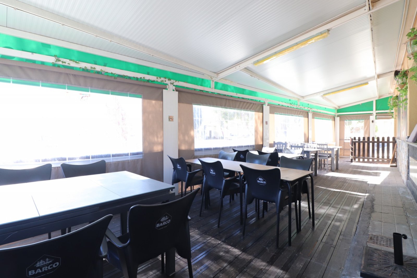   Business Type: BAR/RESTAURANT (TRASPASO)<br />This Bar/Restaurant, in the heart of Catral, occupies a lovely location opposite a green area with ...