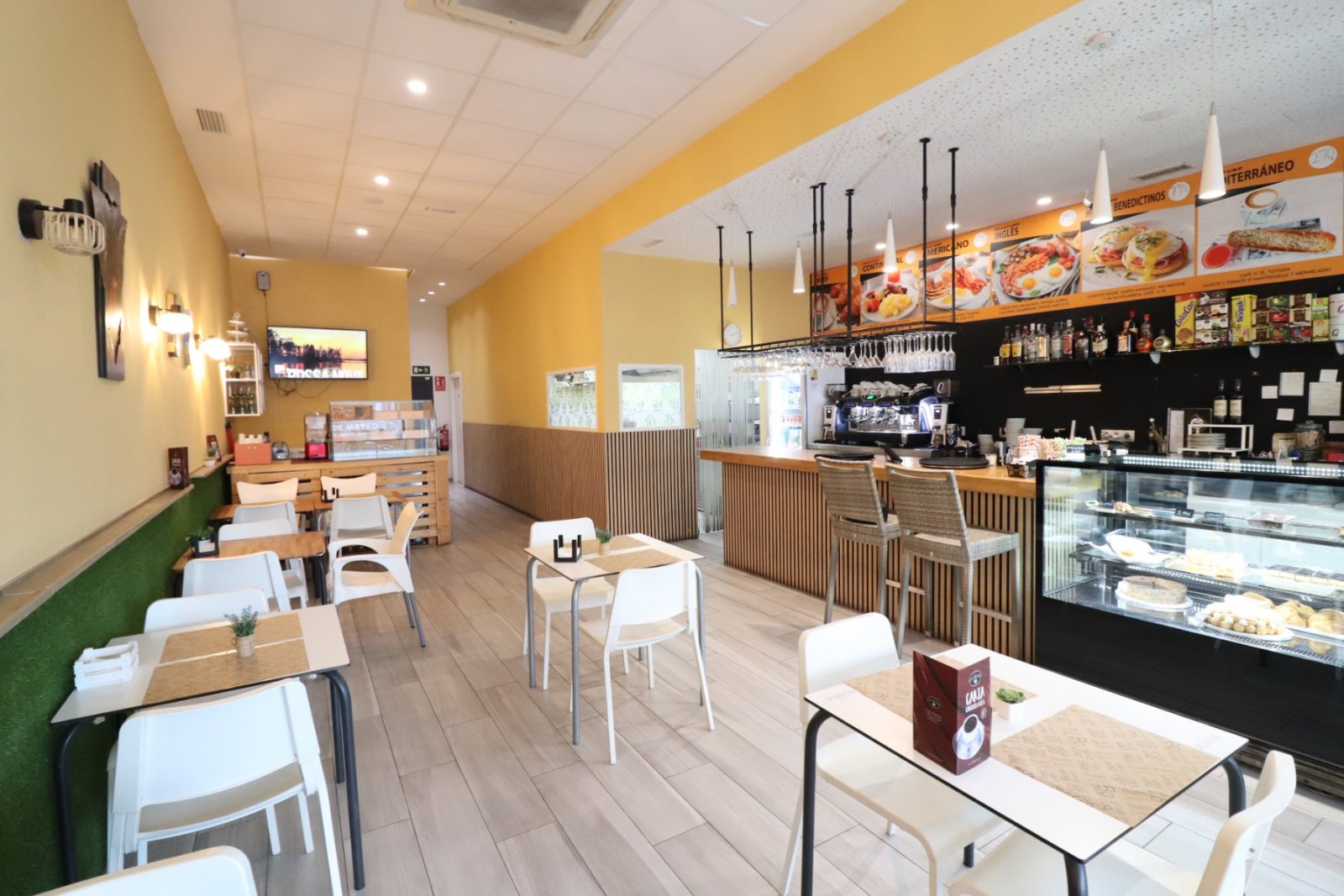   Business Type: BAR/CAFETERIA (TRASPASO)<br />  <br />This Bar/Cafeteria, in the heart of Benijofar, occupies a fantastic main street location alo...