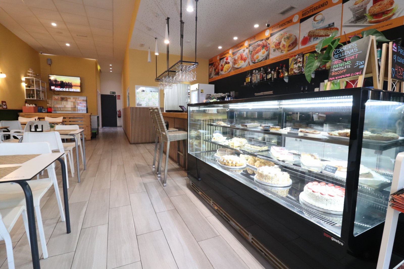   Business Type: BAR/CAFETERIA (TRASPASO)<br />  <br />This Bar/Cafeteria, in the heart of Benijofar, occupies a fantastic main street location alo...
