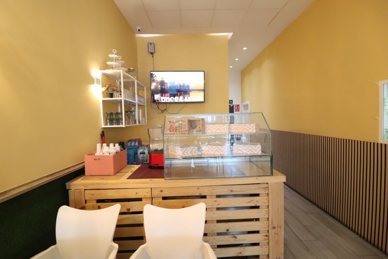   Business Type: BAR/CAFETERIA (TRASPASO)<br />  <br />This Bar/Cafeteria, in the heart of Benijofar, occupies a fantastic main street location alo...