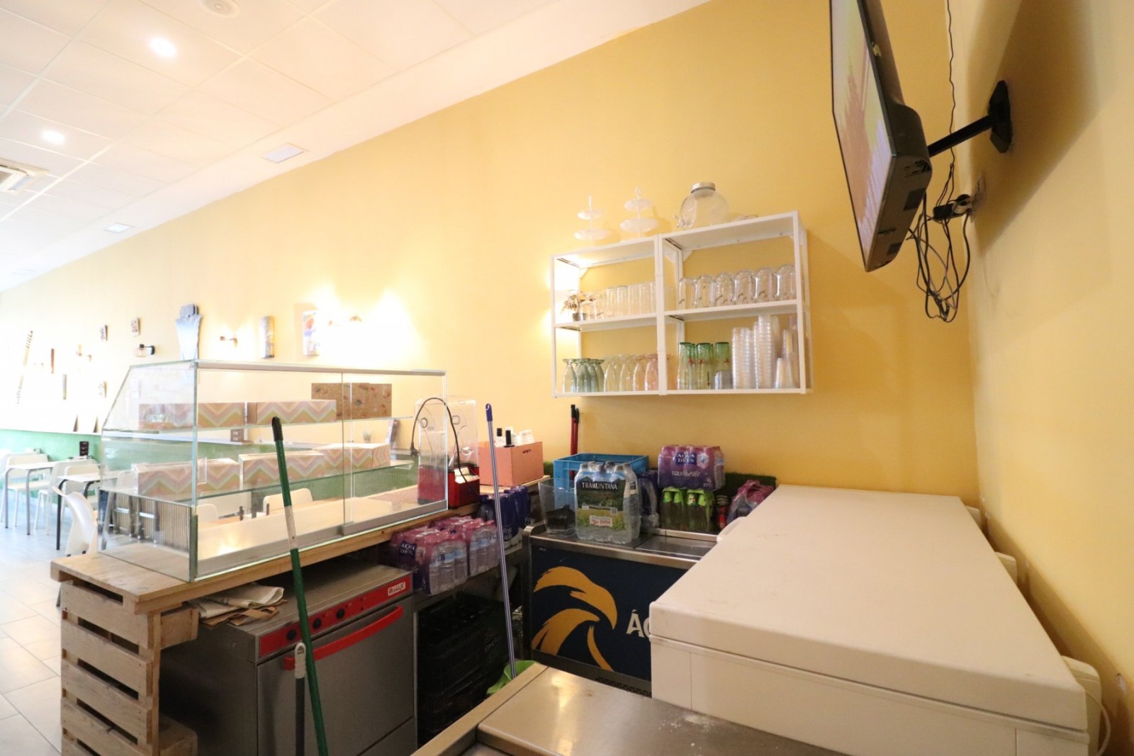   Business Type: BAR/CAFETERIA (TRASPASO)<br />  <br />This Bar/Cafeteria, in the heart of Benijofar, occupies a fantastic main street location alo...