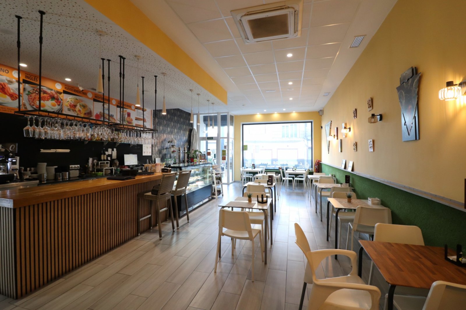   Business Type: BAR/CAFETERIA (TRASPASO)<br />  <br />This Bar/Cafeteria, in the heart of Benijofar, occupies a fantastic main street location alo...