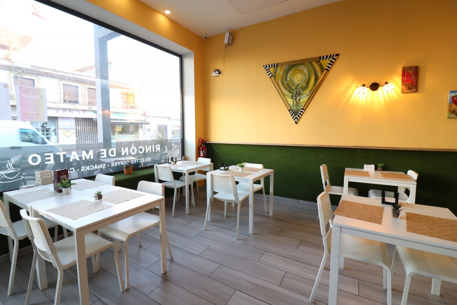   Business Type: BAR/CAFETERIA (TRASPASO)<br />  <br />This Bar/Cafeteria, in the heart of Benijofar, occupies a fantastic main street location alo...