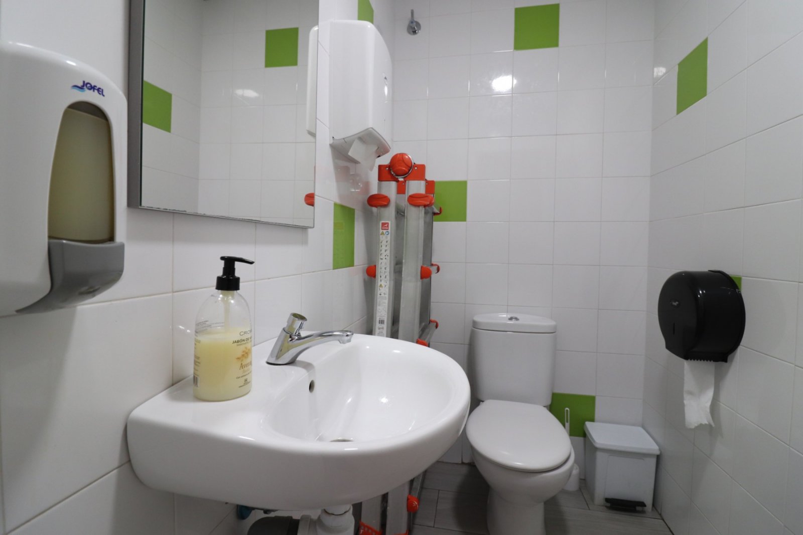   Business Type: BAR/CAFETERIA (TRASPASO)<br />  <br />This Bar/Cafeteria, in the heart of Benijofar, occupies a fantastic main street location alo...