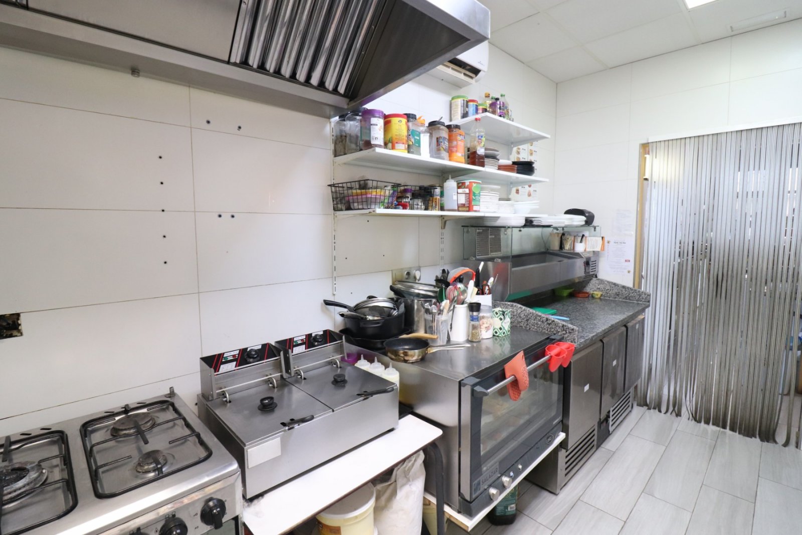   Business Type: BAR/CAFETERIA (TRASPASO)<br />  <br />This Bar/Cafeteria, in the heart of Benijofar, occupies a fantastic main street location alo...