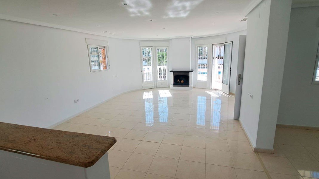   This Fantastic, Three Bedroom, Detached Country Villa in Catral is located amidst beautiful open countryside, offering peace, privacy, and stunni...