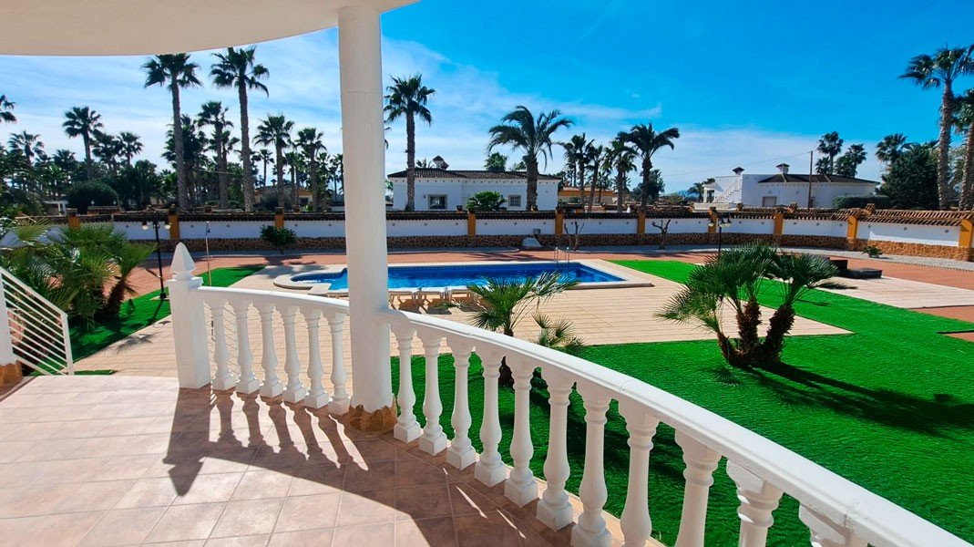   This Fantastic, Three Bedroom, Detached Country Villa in Catral is located amidst beautiful open countryside, offering peace, privacy, and stunni...