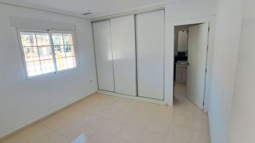   This Fantastic, Three Bedroom, Detached Country Villa in Catral is located amidst beautiful open countryside, offering peace, privacy, and stunni...