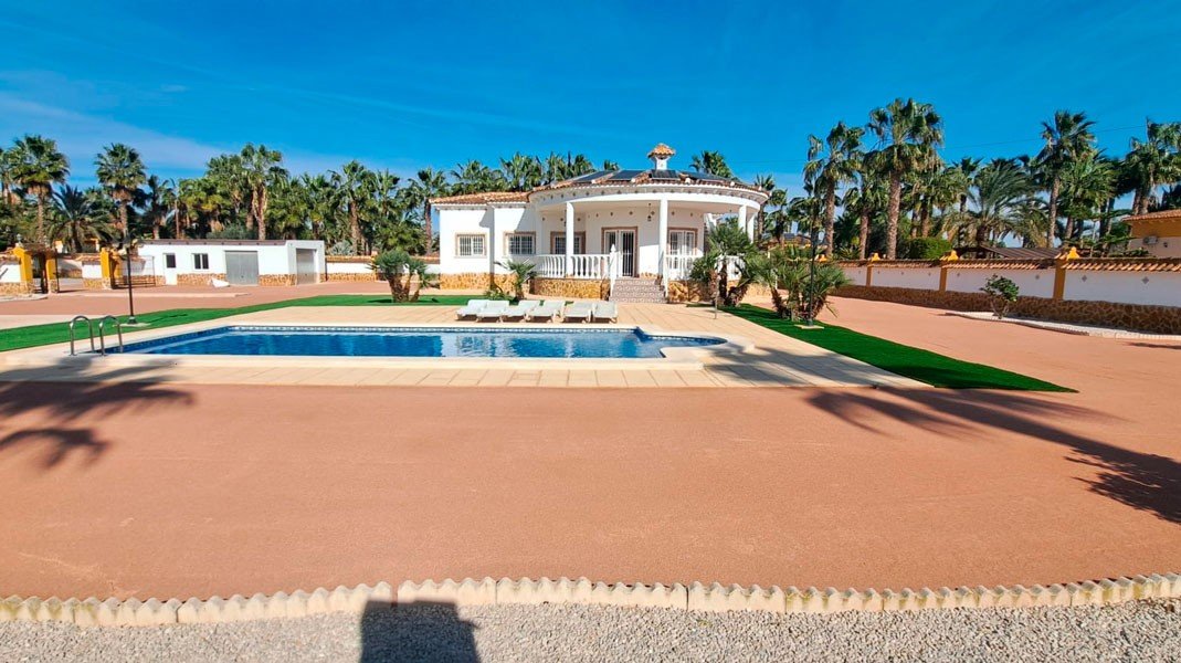   This Fantastic, Three Bedroom, Detached Country Villa in Catral is located amidst beautiful open countryside, offering peace, privacy, and stunni...
