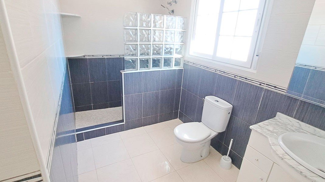   This Fantastic, Three Bedroom, Detached Country Villa in Catral is located amidst beautiful open countryside, offering peace, privacy, and stunni...