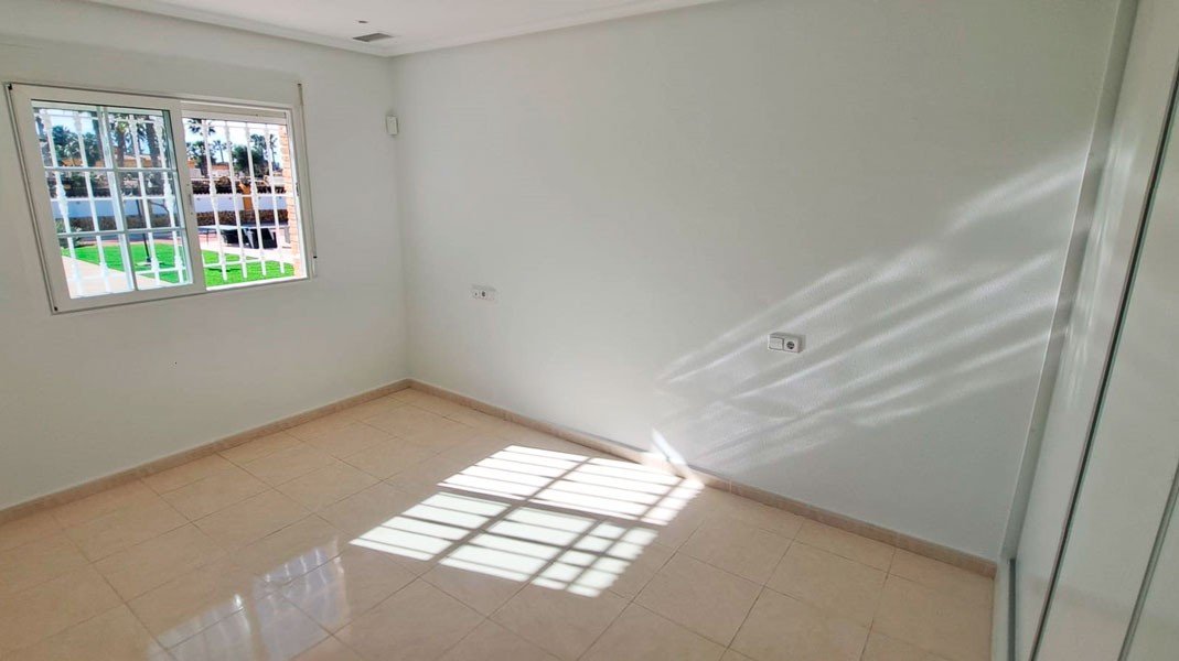   This Fantastic, Three Bedroom, Detached Country Villa in Catral is located amidst beautiful open countryside, offering peace, privacy, and stunni...