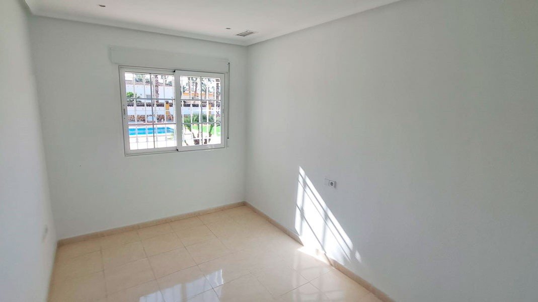   This Fantastic, Three Bedroom, Detached Country Villa in Catral is located amidst beautiful open countryside, offering peace, privacy, and stunni...