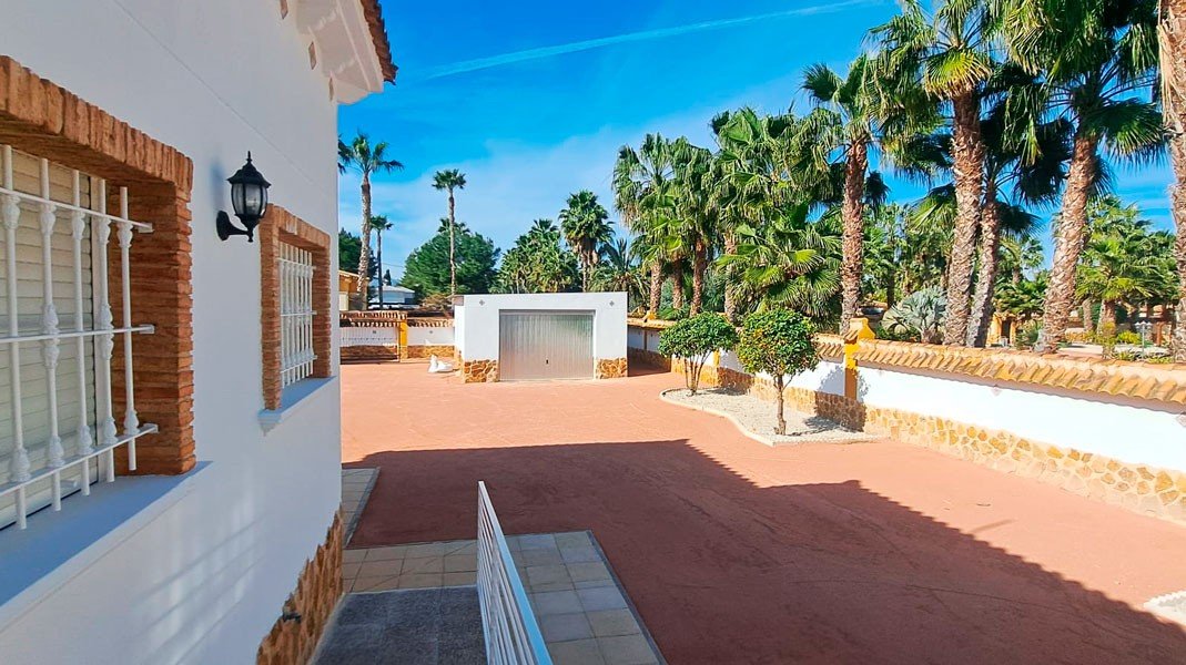   This Fantastic, Three Bedroom, Detached Country Villa in Catral is located amidst beautiful open countryside, offering peace, privacy, and stunni...