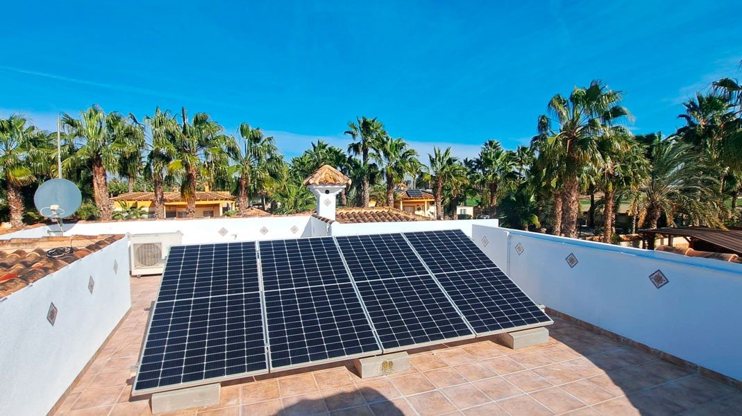   This Fantastic, Three Bedroom, Detached Country Villa in Catral is located amidst beautiful open countryside, offering peace, privacy, and stunni...