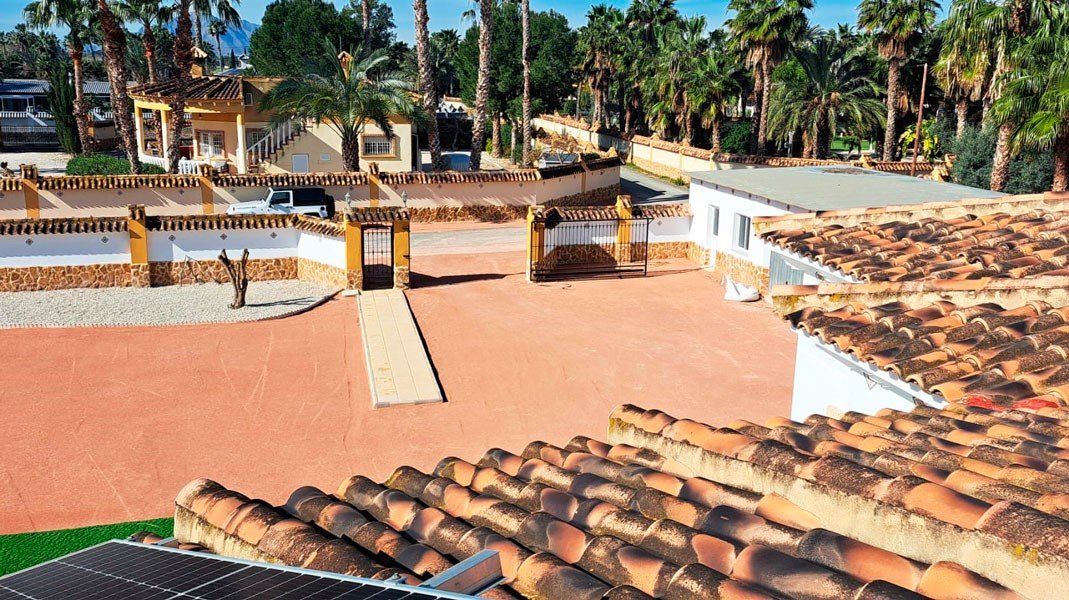   This Fantastic, Three Bedroom, Detached Country Villa in Catral is located amidst beautiful open countryside, offering peace, privacy, and stunni...