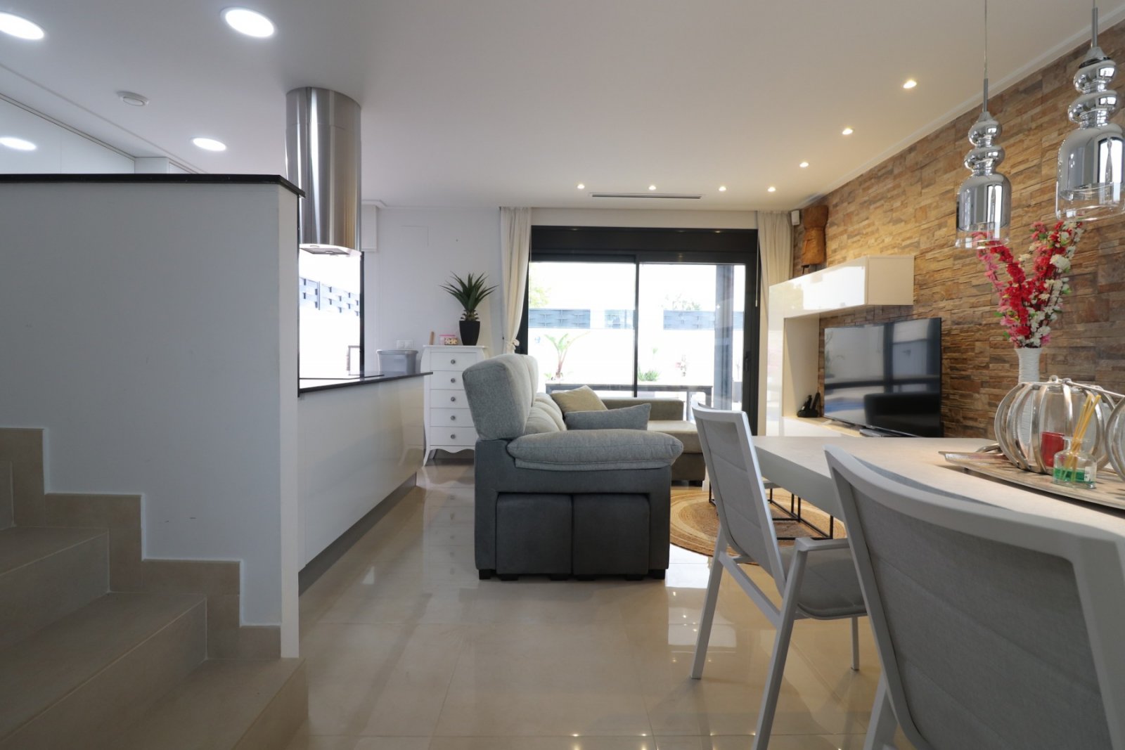   This Spectacular, Three Bedroom, Detached Villa in Benijofar, is located on the borders of this popular town, offering easy access to a wide rang...