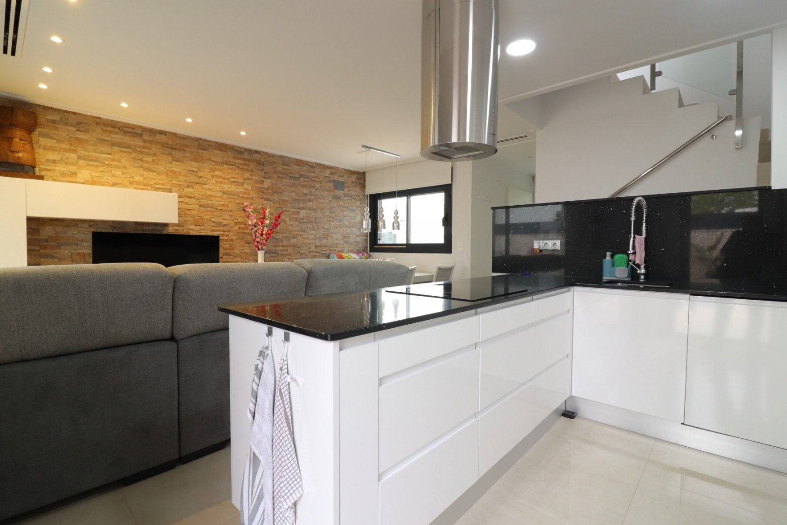   This Spectacular, Three Bedroom, Detached Villa in Benijofar, is located on the borders of this popular town, offering easy access to a wide rang...