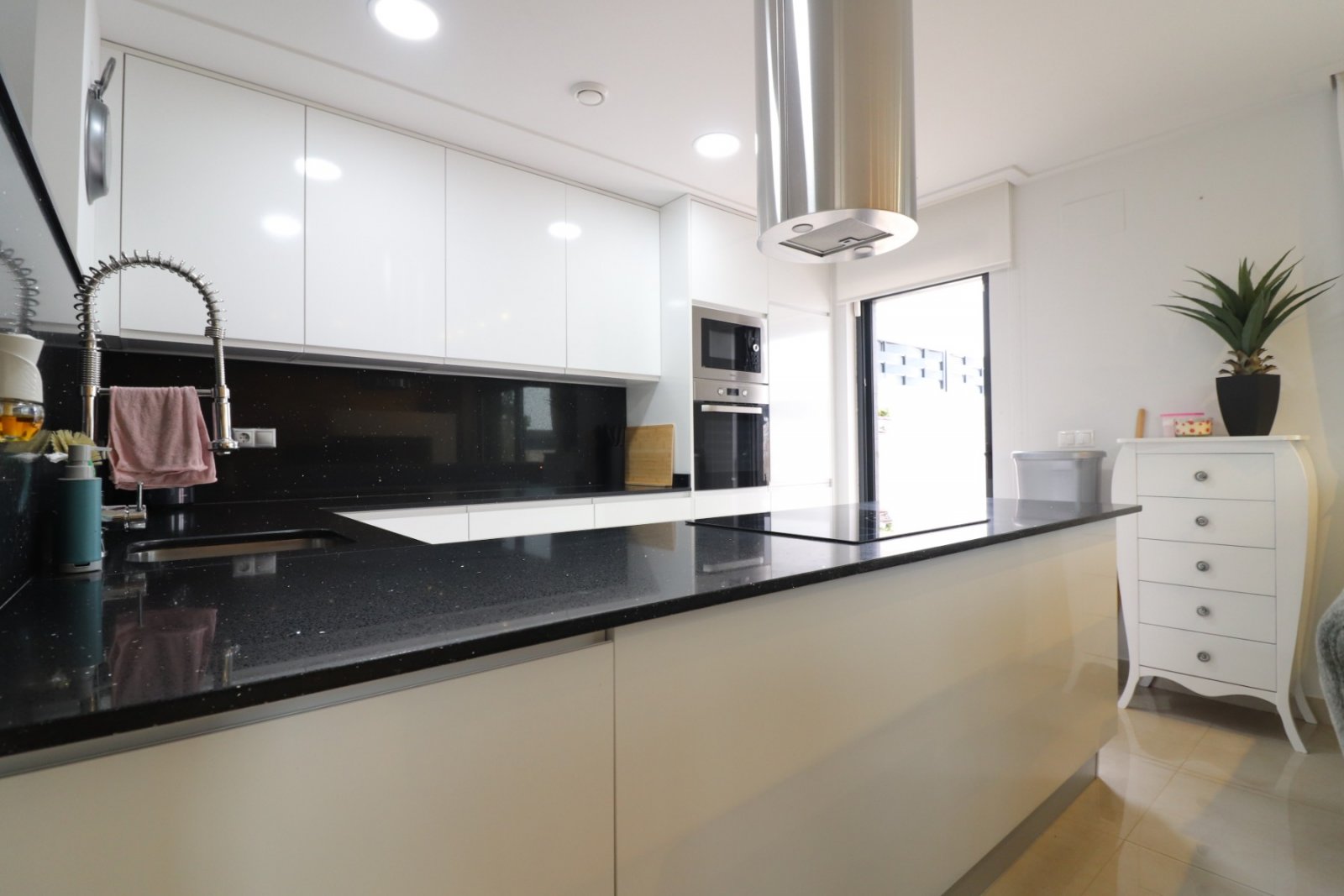   This Spectacular, Three Bedroom, Detached Villa in Benijofar, is located on the borders of this popular town, offering easy access to a wide rang...