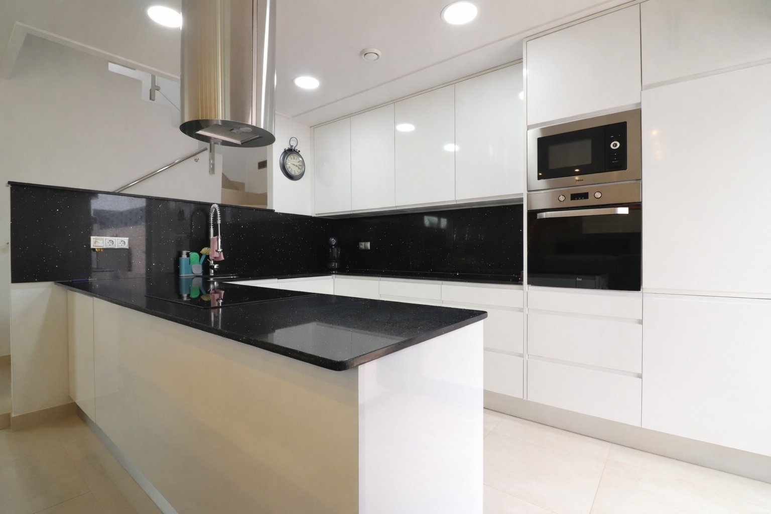   This Spectacular, Three Bedroom, Detached Villa in Benijofar, is located on the borders of this popular town, offering easy access to a wide rang...