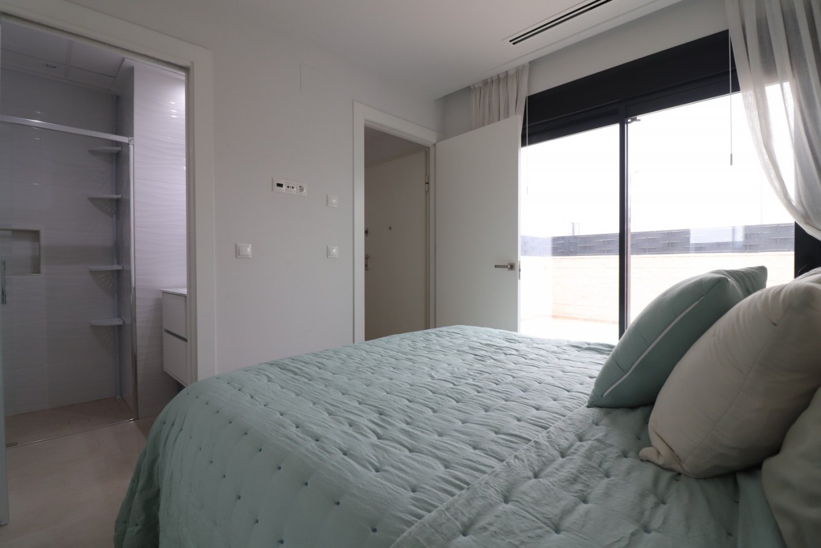   This Spectacular, Three Bedroom, Detached Villa in Benijofar, is located on the borders of this popular town, offering easy access to a wide rang...